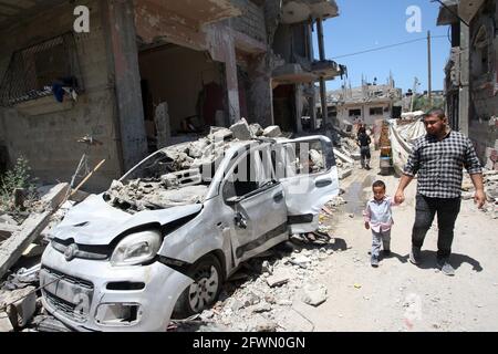 Gaza, Gaza. 23 mai 2021. Les Palestiniens inspectent leurs maisons détruites lors du cessez-le-feu entre Gaza et Israël, à Beit Hanun, dans le nord de la bande de Gaza, le dimanche 23 mai 2021. Les Gazaouis ont tenté de redorter leur vie, après un conflit dévastateur de 11 jours avec Israël qui a tué plus de 240 personnes et fait des milliers de sans-abri dans l'enclave palestinienne appauvrie. Photo par Ismael Mohamad/UPI crédit: UPI/Alay Live News Banque D'Images