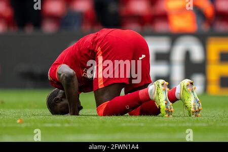 Liverpool. 24 mai 2021. Le Sadio Mane de Liverpool célèbre le deuxième but du match de la Premier League entre Liverpool et Crystal Palace à Anfield à Liverpool, en Grande-Bretagne, le 23 mai 2021. Credit: Xinhua/Alay Live News Banque D'Images