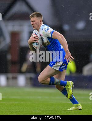 Alex Mellor (11) de Leeds Rhinos court avec le ballon Banque D'Images