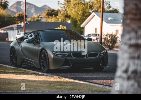 Roadster BMW i8 avec emballage vert mat Banque D'Images