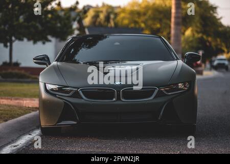Roadster BMW i8 avec emballage vert mat Banque D'Images