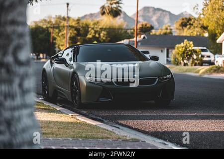 Roadster BMW i8 avec emballage vert mat Banque D'Images