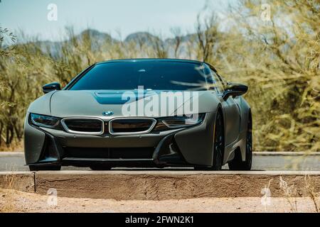 Roadster BMW i8 avec emballage vert mat Banque D'Images