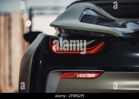 Roadster BMW i8 avec emballage vert mat Banque D'Images
