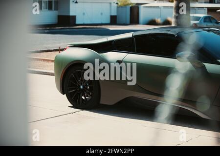 Roadster BMW i8 avec emballage vert mat Banque D'Images