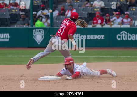 Mexico, Mexico, Mexique. 23 mai 2021. Hector Manuel Mora (51) des Aguilas de Veracruz prend lors du match entre Aguilas de Veracruz et Diablos Rojos dans le cadre de la Ligue mexicaine de baseball 2021 au stade Alfredo Harp Helu le 23 mai 2021 à Mexico, Mexique. Crédit: Ricardo Flores/eyepix/ZUMA Wire/Alay Live News Banque D'Images