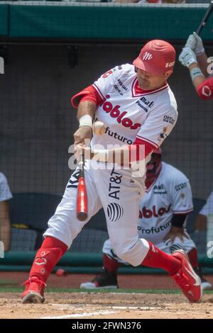 Mexico, Mexico, Mexique. 23 mai 2021. Japhet Amador (29) des Diablos Rojos du Mexique batte contre les Aguilas de Veracruz lors du match entre Aguilas de Veracruz et Diablos Rojos dans le cadre de la Ligue mexicaine de baseball 2021 au stade Alfredo Harp Helu le 23 mai 2021 à Mexico. Crédit: Ricardo Flores/eyepix/ZUMA Wire/Alay Live News Banque D'Images