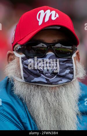 Mexico, Mexico, Mexique. 23 mai 2021. Un fan de Diablos Rojos du Mexique pendant le match entre Aguilas de Veracruz et Diablos Rojos dans le cadre de la Ligue mexicaine de baseball 2021 au stade Alfredo Harp Helu, le 23 mai 2021 à Mexico, Mexique. Crédit: Ricardo Flores/eyepix/ZUMA Wire/Alay Live News Banque D'Images