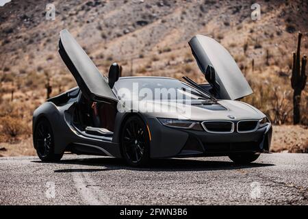 Roadster BMW i8 avec emballage vert mat Banque D'Images