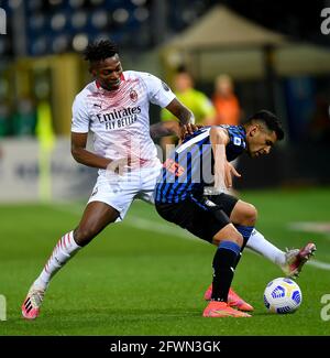 Bergame, Italie. 23 mai 2021. Rafael Leao (L) d'AC Milan vies avec Cristian Romero d'Atalanta lors d'un match de football entre Atalanta et AC Milan à Bergame, Italie, 23 mai 2021. Credit: Stringer/Xinhua/Alay Live News Banque D'Images