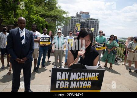 23 mai 2021 : Le candidat démocrate à la mairie, Ray McGuire, a annoncé aujourd'hui son soutien au candidat du District 33 du Conseil municipal, April Somboun, qui a à son tour approuvé sa candidature à la mairie, déclarant qu'il apporterait « le changement dont nous avons besoin » aux cinq arrondissements lors d'une apparition publique sur la Brooklyn Heights Promenade à New York Credit: Brian Branch Price/ZUMA Wire/Alay Live News Banque D'Images