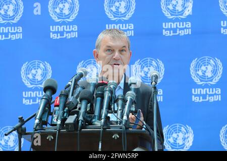 Gaza, Palestine. 23 mai 2021. Philippe Lazzarini, Le Secrétaire général adjoint de l'Organisation des Nations Unies et le Commissaire général de l'Office de secours et de travaux des Nations Unies pour les réfugiés de Palestine dans le proche-Orient (UNRWA) prennent la parole lors d'une conférence de presse dans leur enceinte à la suite d'un cessez-le-feu atteint après une guerre de 11 jours entre les dirigeants du Hamas à Gaza et Israël Vies, après un conflit dévastateur de 11 jours avec Israël qui a tué plus de 200 personnes et fait des milliers de sans-abri dans l'enclave palestinienne appauvrie. Crédit : SOPA Images Limited/Alamy Live News Banque D'Images