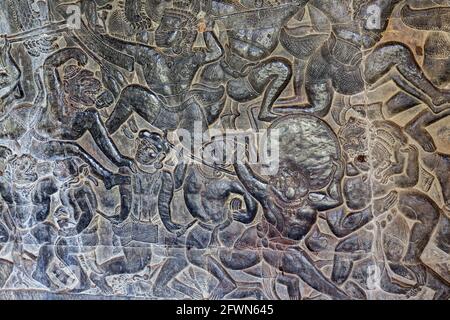 bas-reliefs sur les murs de la galerie extérieure à Angkor Wat (mi-12e siècle) le murissement de l'océan de lait ou des batailles entre devas et asuras.A. Banque D'Images