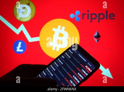 Ukraine. 23 mai 2021. Dans cette illustration, les prix des crypto-monnaies sont affichés sur un écran de smartphone avec un logo Bitcoin (BTC), Ripple (XRP), Ethereum (ETH), Dogecoin et Litecoin en arrière-plan. Credit: Pavlo Gonchar/SOPA Images/ZUMA Wire/Alay Live News Banque D'Images