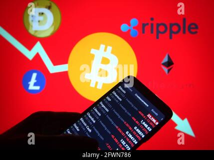 Ukraine. 23 mai 2021. Dans cette illustration, les prix des crypto-monnaies sont affichés sur un écran de smartphone avec un logo Bitcoin (BTC), Ripple (XRP), Ethereum (ETH), Dogecoin et Litecoin en arrière-plan. (Photo de Pavlo Gonchar/SOPA Images/Sipa USA) crédit: SIPA USA/Alay Live News Banque D'Images