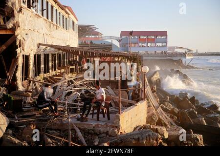 Gaza, Palestine. 23 mai 2021. Les Palestiniens fument un tuyau d'eau au côté de la frappe aérienne israélienne à Gaza.les Gazaouis ont essayé de redorer leur vie, après un conflit dévastateur de 11 jours avec Israël qui a tué plus de 200 personnes et fait des milliers de sans-abri dans l'enclave palestinienne appauvrie. (Photo par Ahmed Zakot/SOPA Images/Sipa USA) crédit: SIPA USA/Alay Live News Banque D'Images