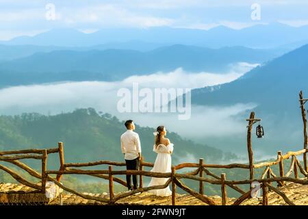 Le paysage du matin dans la vallée des nuages attire les touristes à visiter, prendre des photos pour saluer le nouveau jour dans les montagnes près de Da Lat, Vietnam Banque D'Images