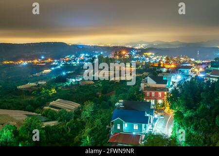 Scène nocturne dans la vallée avec des maisons lumineuses aux couleurs vives Lumières rend la scène nocturne dans la campagne Vietnam Banque D'Images