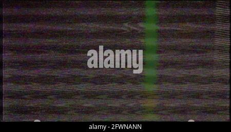 Bruit et cliquetis numériques sur écran VHS. Mode de rembobinage de la cassette vidéo. Bruit statique noir blanc mouvement.le vieux film grunge sur fond noir scintillement réaliste, Banque D'Images