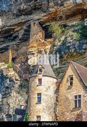 Le village de la Roque-Gageac, classé parmi les plus beaux villages de France, est niché entre les falaises et la Dordogne. Banque D'Images