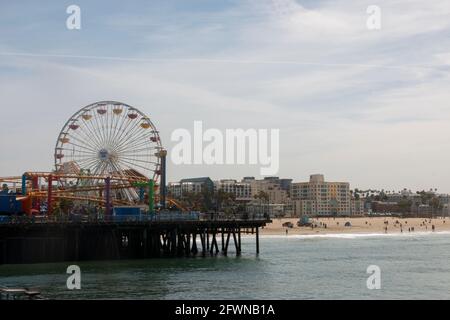 Santa Monica Pier Ferris Wheel and Beach in the Background Banque D'Images