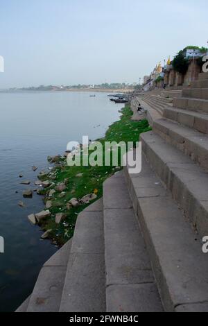 Varanasi, Inde. Ghats sur les rives du Gange pendant la saison sèche Banque D'Images