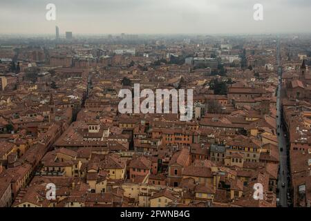 Bologne, Italie, vue sur le centre historique depuis le due torri Banque D'Images