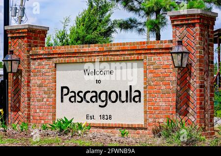 Un panneau sur l'autoroute 90 accueille les visiteurs à Pascagoula, le 22 mai 2021, à Pascagoula, Mississippi. Banque D'Images