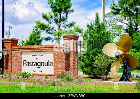 Un panneau sur l'autoroute 90 accueille les visiteurs à Pascagoula, le 22 mai 2021, à Pascagoula, Mississippi. A côté il y a une hélice marine. Banque D'Images