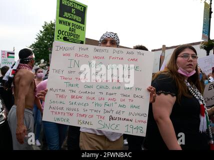 Brooklyn, New York, États-Unis. 22 mai 2021. Un grand nombre de Palestiniens et de non-Palestiniens viennent participer au rassemblement de protestation de Queens, New York, en solidarité avec la Palestine, à la suite des récentes attaques violentes contre des habitants de Sheik Jarrah à Jérusalem-est. Queens, NY. 20210522.NEW crédit: Edna Leshowitz/ZUMA Wire/Alay Live News Banque D'Images