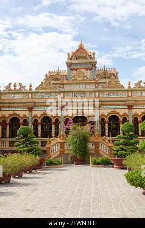 Vĩnh Tràng Chùa est un temple bouddhiste près de Mỹ Tho dans la région du delta du Mékong, dans le sud du Vietnam. C'est l'un des temples les plus connus de la région Banque D'Images