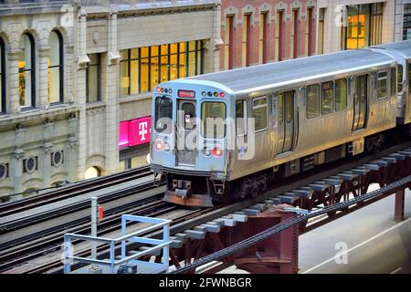 Chicago, Illinois, États-Unis. Un CTA Orange Line a élevé le train de transport rapide qui progresse sur son itinéraire au-dessus de l'avenue Wabash dans le Chicago Loop. Banque D'Images