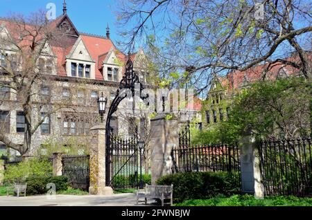 Chicago, Illinois, États-Unis. Une arcade menant à Hull court sur le campus serein de l'Université de Chicago. Banque D'Images