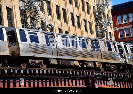 Chicago, Illinois, États-Unis. Un train de transport rapide CTA Green Line entrant dans le Chicago Loop à Wabash Avenue. Banque D'Images