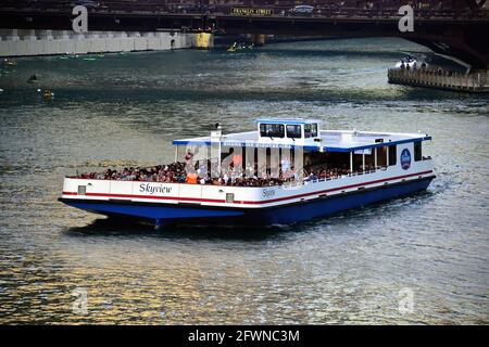 Chicago, Illinois, États-Unis. Un bateau touristique traversant la rivière Chicago en direction de l'ouest à travers le centre-ville de Chicago. Banque D'Images