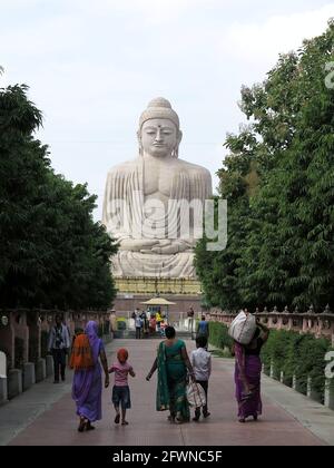 Visiteurs se rendant à la statue du Grand Bouddha, Bodhgaya, Bihar, Inde - novembre 2017 Banque D'Images