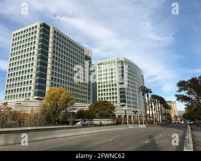 Vue du siège d'Adobe World depuis une vide Park Avenue dans le centre-ville - San Jose, Californie, États-Unis Banque D'Images