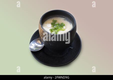 Gros plan de Chawanmushi, crème japonaise aux œufs à la vapeur Banque D'Images