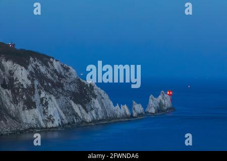 Angleterre, Île de Wight, le phare des aiguilles et des aiguilles Banque D'Images