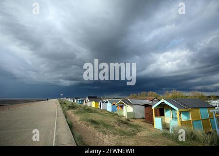 Heacham, Royaume-Uni. 18 mai 2021. Des nuages inquiétants se rassemblent derrière ces cabanes de plage à Heacham, dans le Norfolk. Crédit : Paul Marriott/Alay Live News Banque D'Images