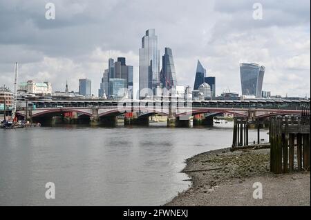 Nuages de tempête, pont de chemin de fer de Cannon Street et blocs de bureaux dans la ville de Londres vu de Southbank, Londres. ROYAUME-UNI Banque D'Images