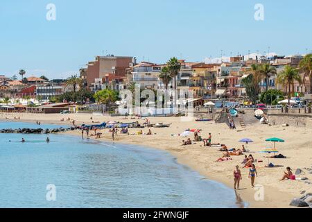 Plage dans la ville de Giardini Naxos, Sicile, Italie Banque D'Images