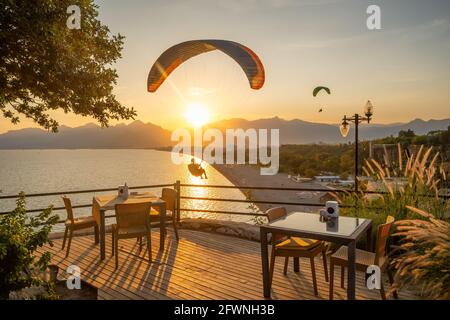 Parapente survolant la plage de Konyaalti à Antalya, Turquie Banque D'Images