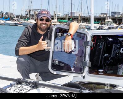 L'aventurier Cyril Derreumeaux prépare ses derniers préparatifs à son kayak sur mesure « Valentine » avant de tenter son voyage en kayak en solo record de Sausalito, Californie, à Waikiki, Hawaï. Son voyage prendra 70 jours alors qu'il pagaie plus de 2,500 miles (4000 km) à travers l'océan Pacifique. Il part le 30 mai 2021 et arrivera à Hawaï en août. Banque D'Images