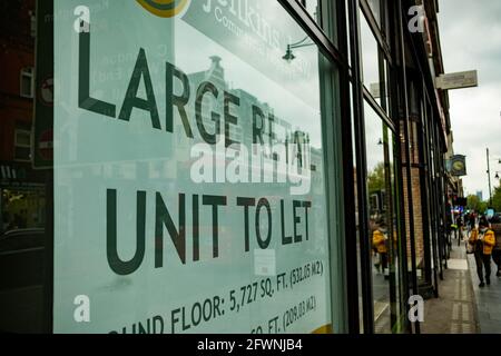 Londres- Mai 2021: Grande unité de détail à laisser signe sur la rue haute à Brixton, sud-ouest de Londres Banque D'Images