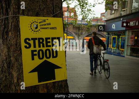 Brixton London, mai 2021 : affiche du marché de la nourriture de rue annonçant les stands de nourriture communautaire sur Station Road. Banque D'Images
