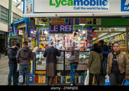 Brixton London- téléphone mobile et scène générale de magasin sur l'avenue électrique de Brixton Banque D'Images