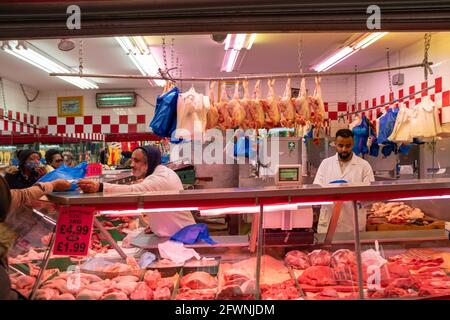 Brixton, Londres : mai 2021 : vendeurs de viande halal sur Electric Avenue à Brixton, au sud-ouest de Londres Banque D'Images