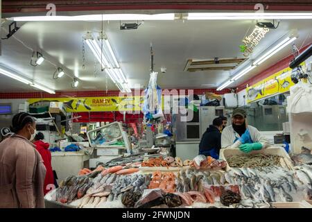 Brixton, Londres : mai 2021 : vendeurs de viande halal sur Electric Avenue à Brixton, au sud-ouest de Londres Banque D'Images