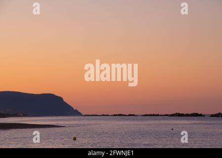 Magnifique coucher de soleil sur les rives de l'océan Atlantique surplombant le mont Conero, les Marches, l'Italie, l'Europe. Banque D'Images